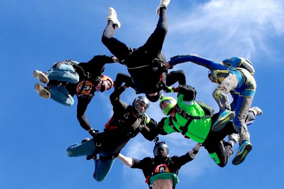 Experienced skydivers in enjoying free fall at Chattanooga Skydiving Company
